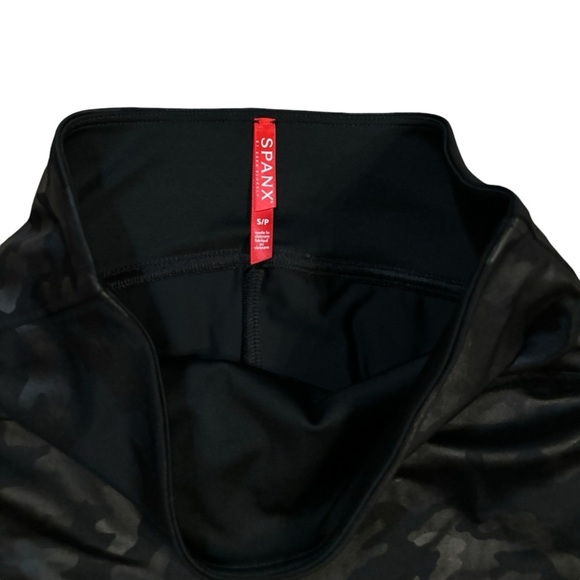 Spanx Faux Leather Leggings Matte Black Camo Size Small - Picture 3 of 11
